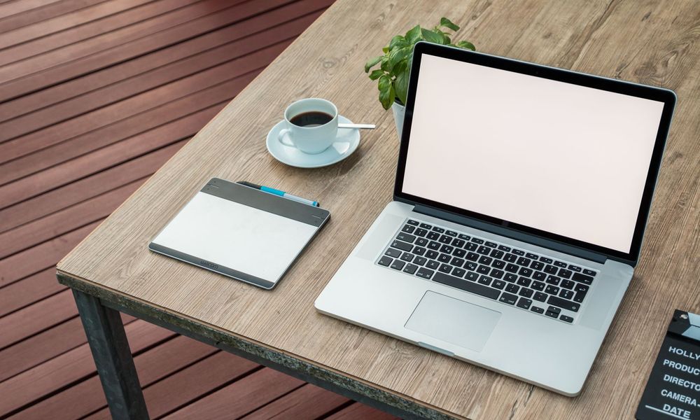 Ordinateur portable posé sur un bureau