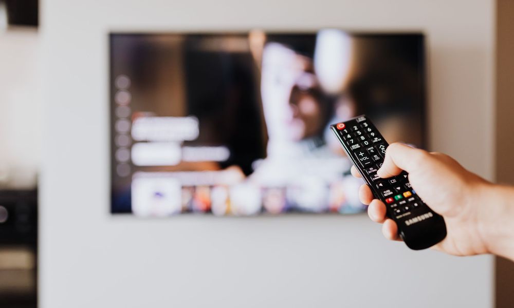 Télécommande et téléviseur affichant un contenu